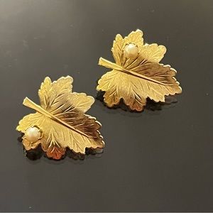 Sarah Coventry Vintage Leaf Faux Pearl Gold Tone Clip On Earrings
